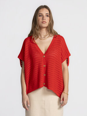 Gilet Jack. Crochet all day! Ce gilet en crochet rouge vif allie texture, couleur et confort dans un article polyvalent d...