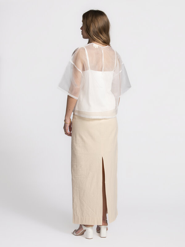Les Soeurs Organza top Antonio 4. White, but make it spicy! Vergeet die brave witte blouse, want deze top brengt luchtigh...