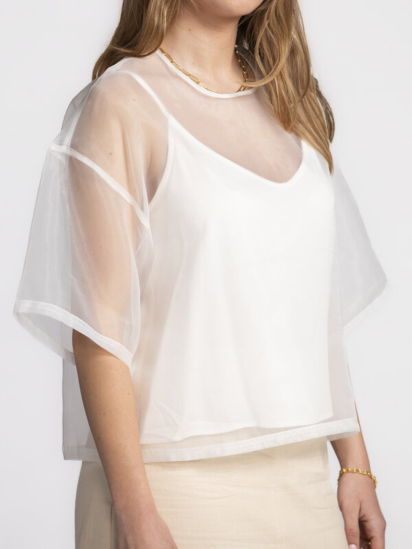 Les Soeurs Organza top Antonio 5. White, but make it spicy! Vergeet die brave witte blouse, want deze top brengt luchtigh...