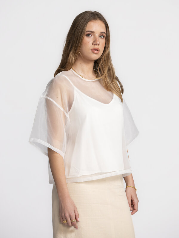 Les Soeurs Organza top Antonio 3. White, but make it spicy! Vergeet die brave witte blouse, want deze top brengt luchtigh...