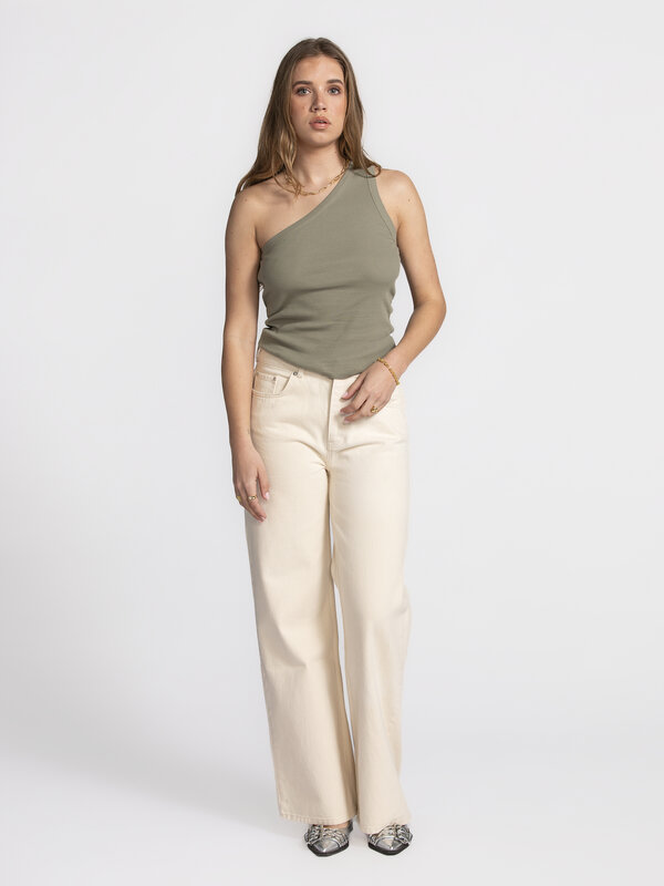 Selected Top asymétrique Anna 1. One side fits all! Ce haut résout le plus grand problème de l'été: comment rester chic m...