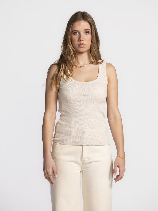 Selected U-neck tanktop Anna 3. Vul je garderobe aan met deze geribde tanktop in zacht katoen. Perfect als basislaag onde...