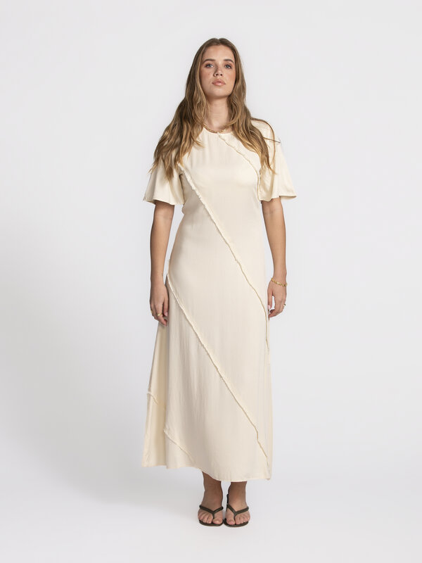Selected Robe à cheville Ivana 3. Dream in cream! Cette robe longue couleur crème aux bords francs est un rêve. Sa coupe ...