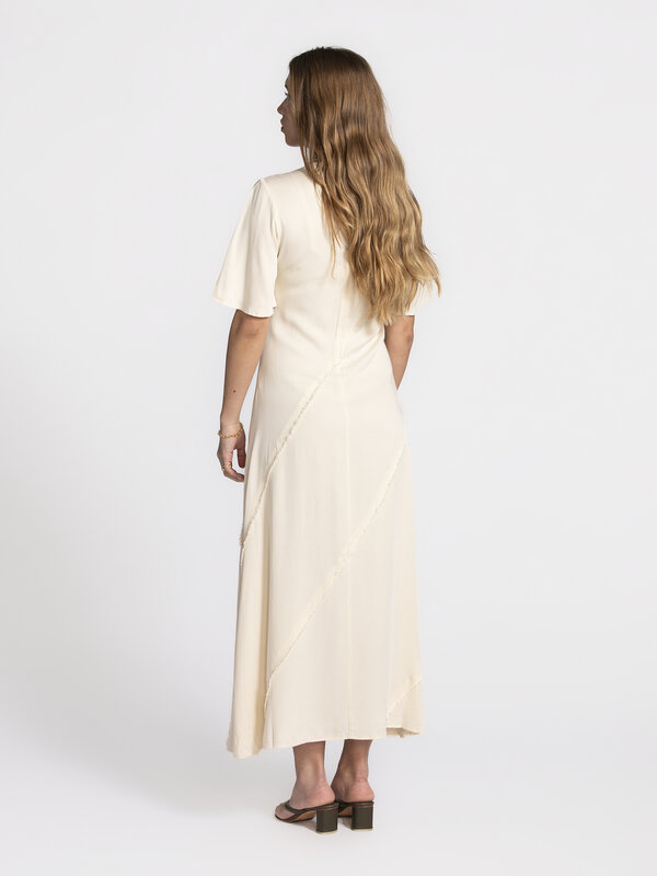 Selected Enkeljurk Ivana 5. Dream in cream! Deze lange crèmekleurige enkeljurk met rafelranden is waar dromen van gemaakt...