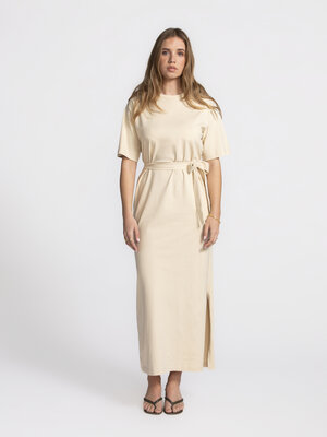 Jurk Essential. Het T-shirtgevoel in een maxi-jurk: relaxter wordt het niet! De elegante beigetint en bijhorende tailleri...