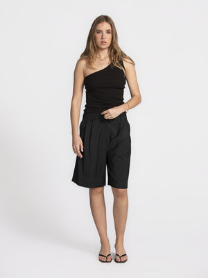 Top asymétrique Anna. Almost shoulder season! Ce haut léger joue avec l'asymétrie pour créer un look moderne et féminin. ...
