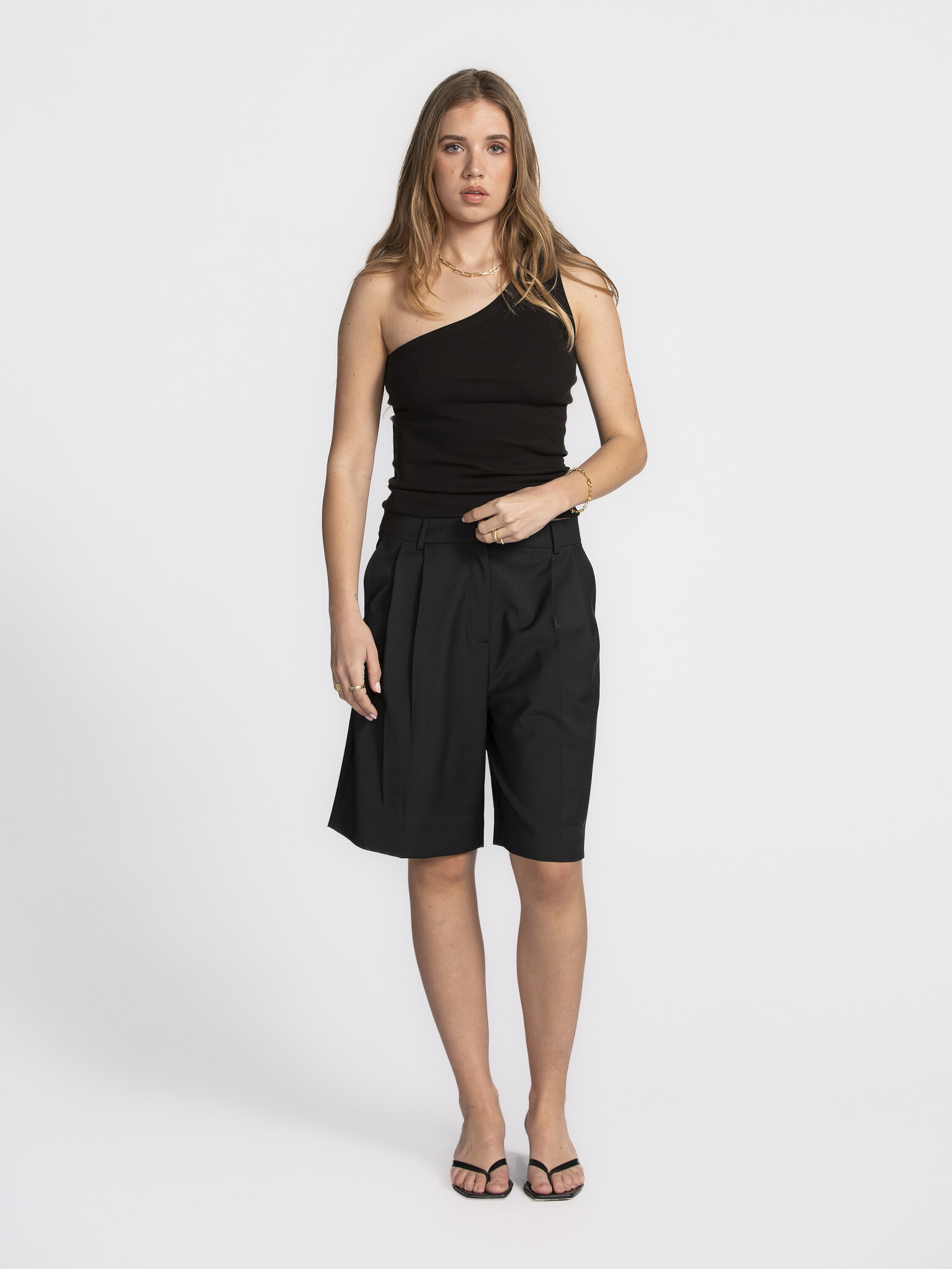 Selected Top asymétrique Anna 1. Almost shoulder season! Ce haut léger joue avec l'asymétrie pour créer un look moderne e...