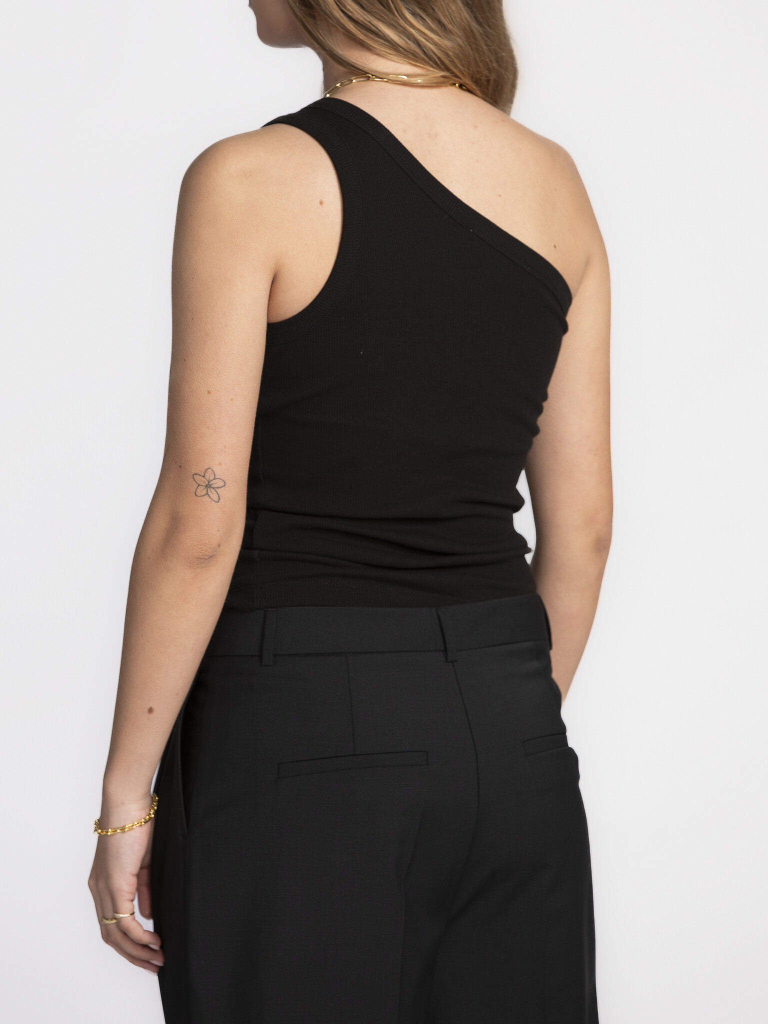 Selected Top asymétrique Anna 5. Almost shoulder season! Ce haut léger joue avec l'asymétrie pour créer un look moderne e...