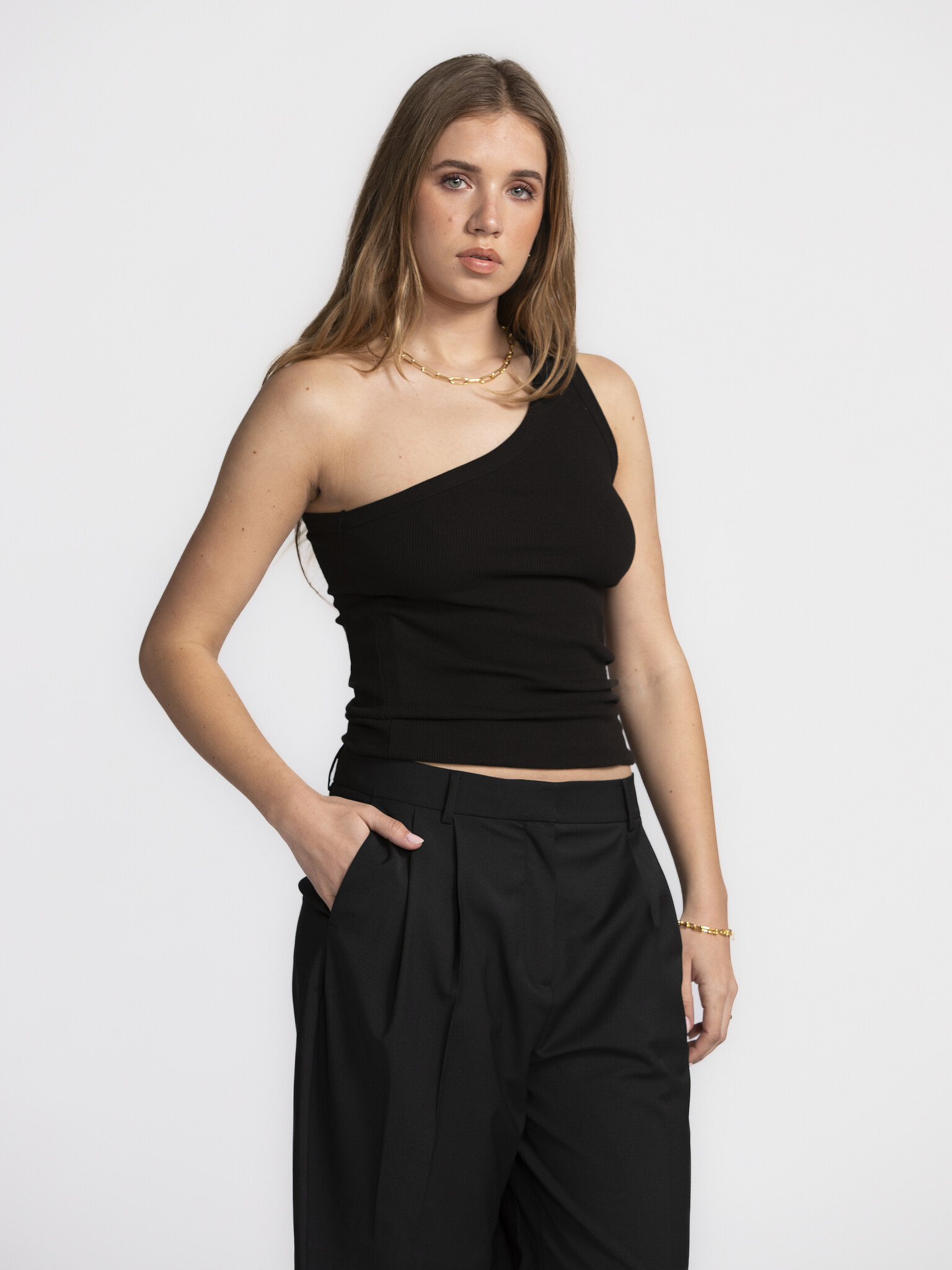 Selected Top asymétrique Anna 3. Almost shoulder season! Ce haut léger joue avec l'asymétrie pour créer un look moderne e...