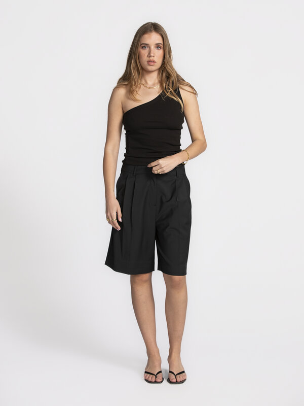 Selected Bermuda Abbi 1. Summer at the office! Meeting on a sunny day? These dressy bermuda shorts offer the airiness you...