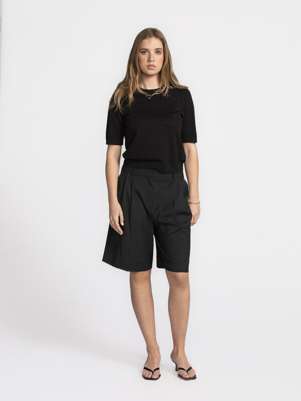 MBYM Pull tricoté Carla Bravani 1. Black to basics! Vous ne savez pas quoi porter entre l'hiver et le printemps ? Ce haut...