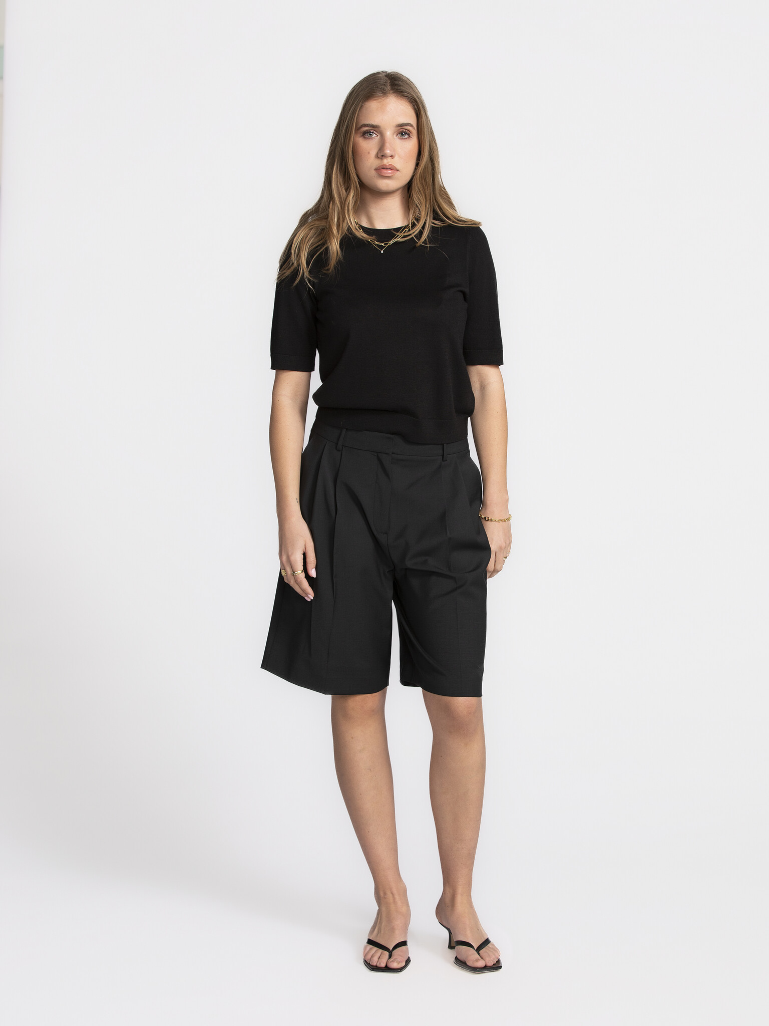 MBYM Knitted sweater Carla Bravani 1. Black to basics! No idea what to wear between winter and spring? This fine-knit bla...