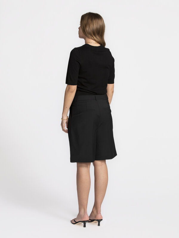 MBYM Pull tricoté Carla Bravani 5. Black to basics! Vous ne savez pas quoi porter entre l'hiver et le printemps ? Ce haut...