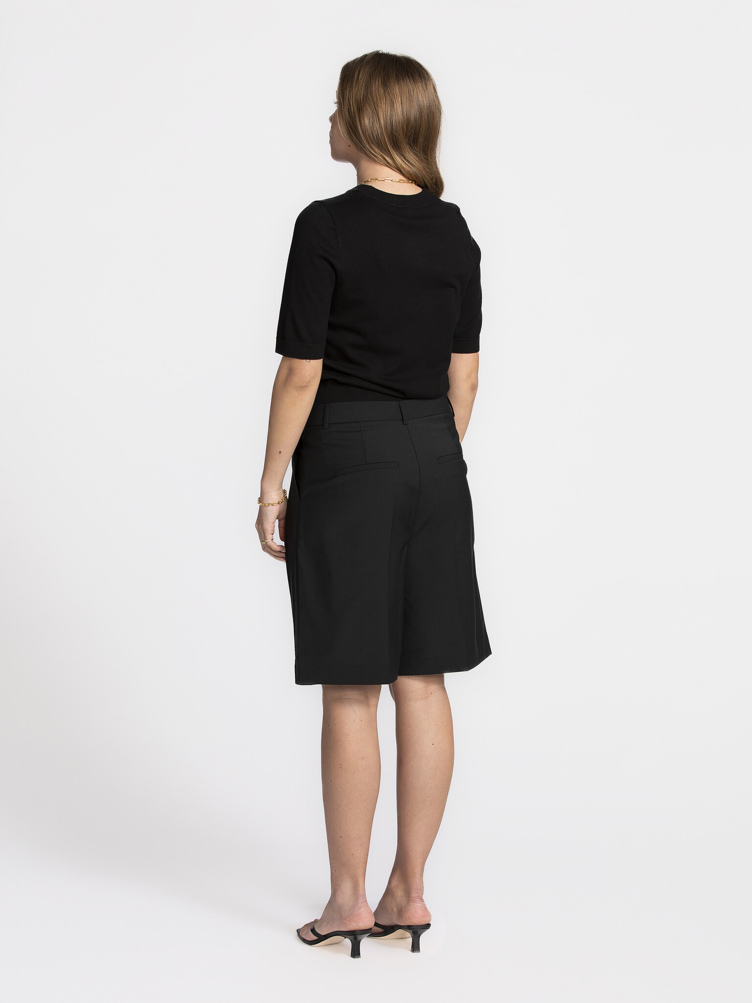 MBYM Knitted sweater Carla Bravani 5. Black to basics! No idea what to wear between winter and spring? This fine-knit bla...