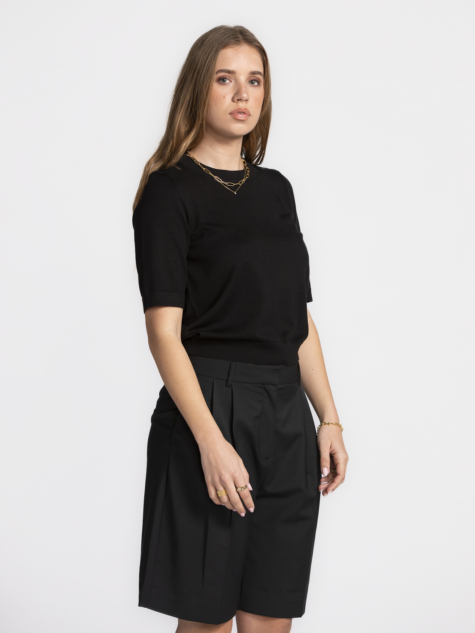 MBYM Knitted sweater Carla Bravani 3. Black to basics! No idea what to wear between winter and spring? This fine-knit bla...