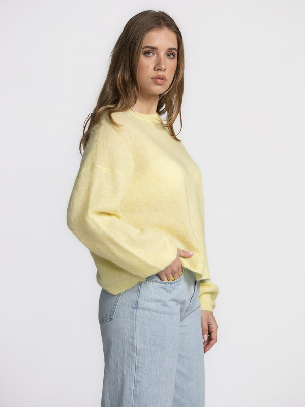 American Vintage Gebreide Sweater Nenybay 4. Nog fris buiten, maar toch zin in zon? Deze pastelgele alpaca knit brengt de...