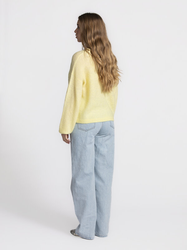 American Vintage Gebreide Sweater Nenybay 5. Nog fris buiten, maar toch zin in zon? Deze pastelgele alpaca knit brengt de...