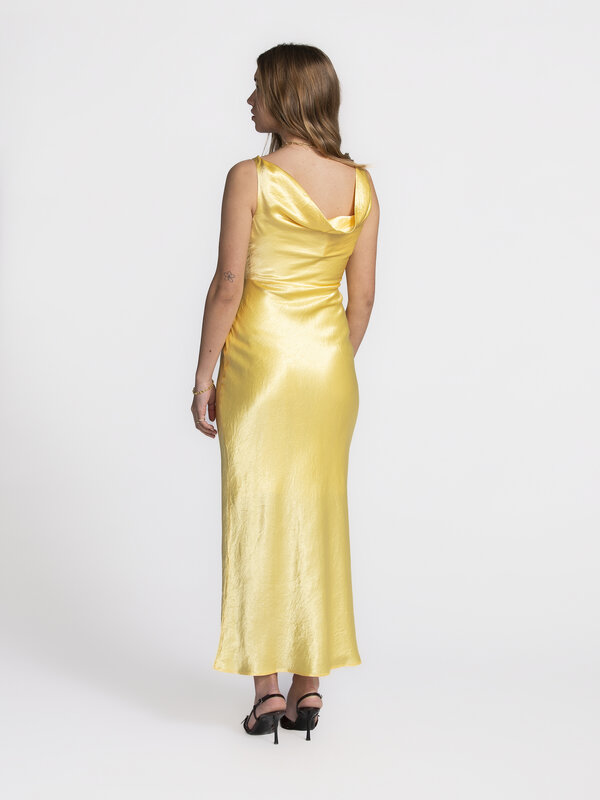 Selected Midi-jurk met watervalrug Selene 3. Minimalistisch vooraan, wow-factor achteraan - in deze gele avondjurk laat j...