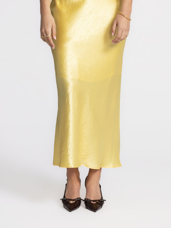 Selected Robe à dos tombant Selene 5. Minimaliste devant, effet waouh derrière - cette robe de soirée jaune ne passe pas ...