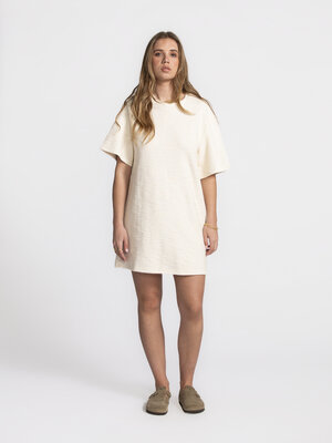 Jurk Karline. T-shirt dress goals! Deze crèmekleurige jurk combineert minimalisme met karakter. De subtiel getextureerde ...