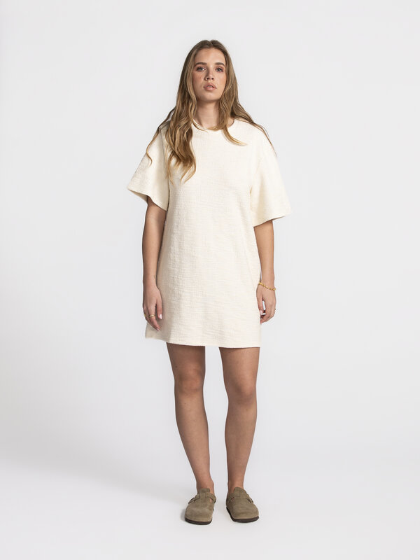Edited Robe T-shirt Karline 1. T-shirt dress goals! Cette robe couleur crème allie minimalisme et caractère. Son tissu su...