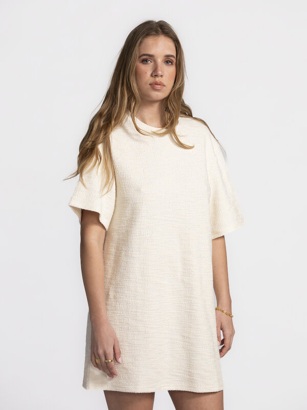 Edited Robe T-shirt Karline 3. T-shirt dress goals! Cette robe couleur crème allie minimalisme et caractère. Son tissu su...