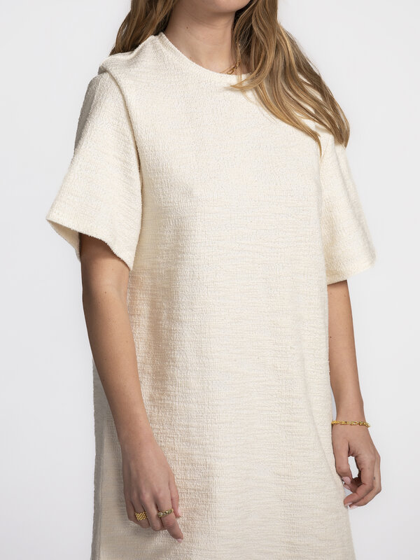 Edited Robe T-shirt Karline 5. T-shirt dress goals! Cette robe couleur crème allie minimalisme et caractère. Son tissu su...