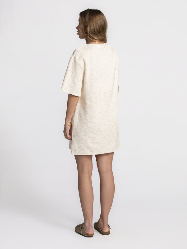 Edited Robe T-shirt Karline 4. T-shirt dress goals! Cette robe couleur crème allie minimalisme et caractère. Son tissu su...