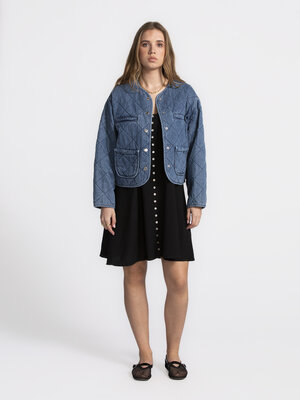 Denimjack Margo. Quilted queen! Dit stuk brengt het beste van twee werelden samen: het stoere van denim en het comfort va...