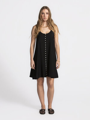 Robe Dayana. All buttoned up! Envie d’une petite robe noire passe-partout? Ce modèle se distingue par sa rangée de bouton...