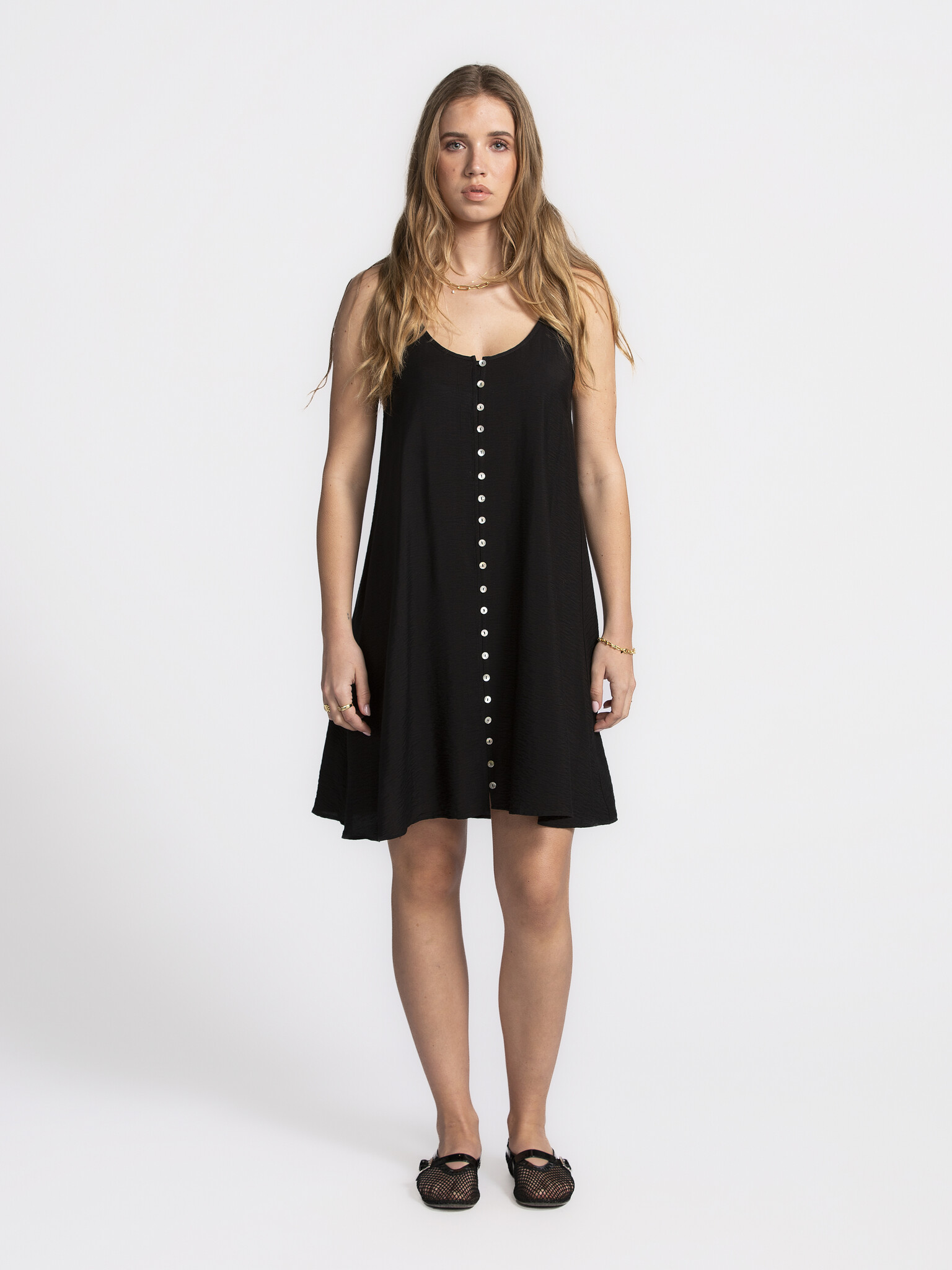 Edited Jurk met knopen Dayana 1. All buttoned up! Op zoek naar een LBD die werkelijk overal bij past? Deze zwarte jurk da...
