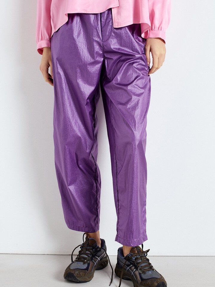American Vintage Jogging Wavybow 3. Sporty, maar met een knipoog. Deze glanzende paarse joggers zijn echte blikvangers. D...