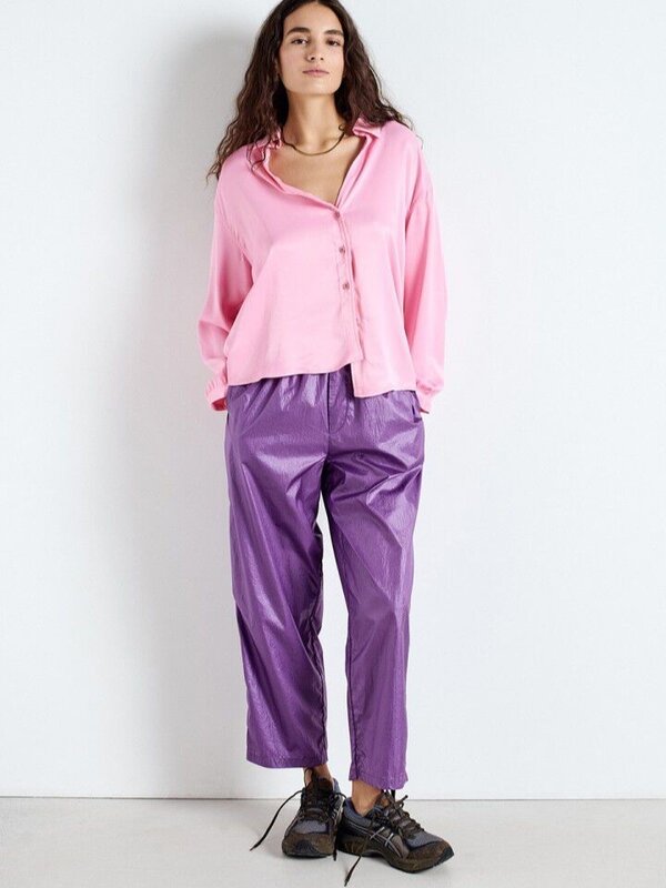 American Vintage Jogging Wavybow 2. Sporty, maar met een knipoog. Deze glanzende paarse joggers zijn echte blikvangers. D...