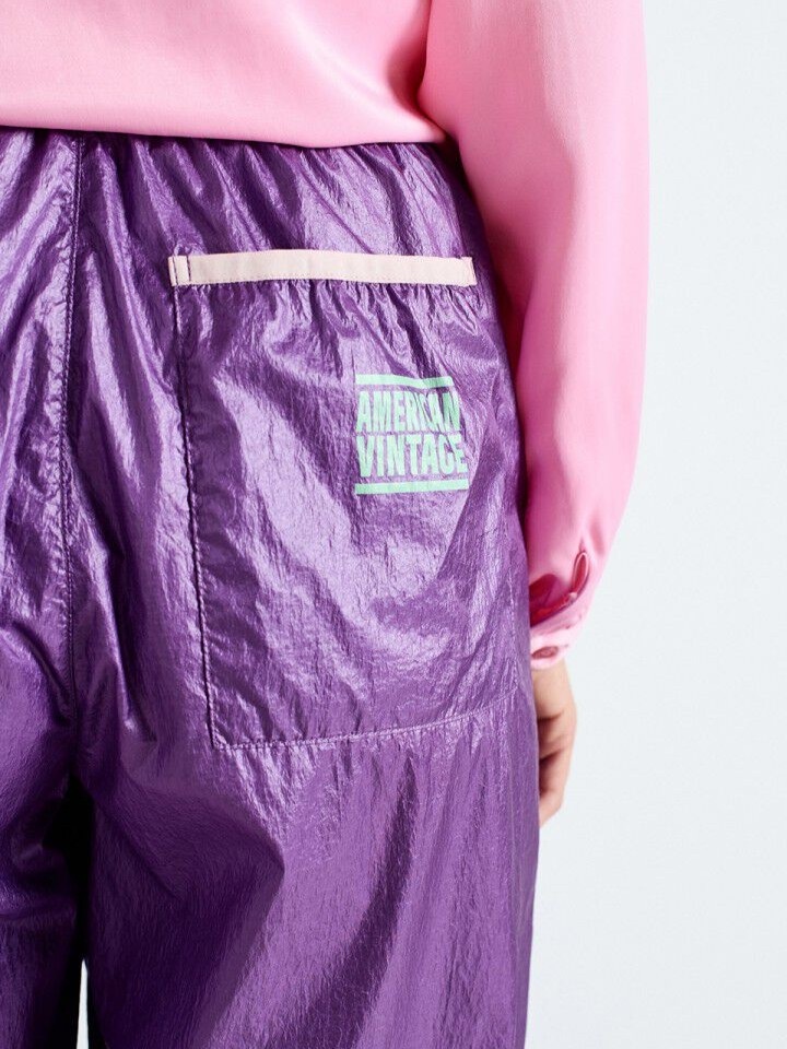 American Vintage Jogging Wavybow 6. Sporty, maar met een knipoog. Deze glanzende paarse joggers zijn echte blikvangers. D...