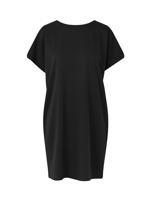 MBYM Robe Kattie Bosko 1. La petite robe noire version confort – cette robe noire courte allie allure décontractée et élé...