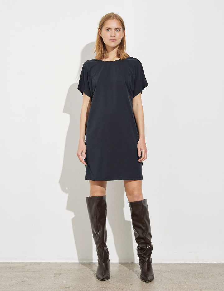 MBYM Jurk Kattie Bosko 2. Little black dress meets comfort - deze korte zwarte jurk is de perfecte mix van casual en chic...