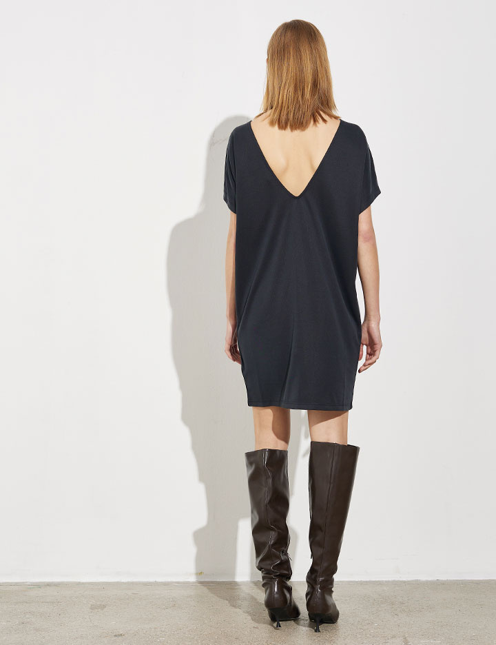 MBYM Jurk Kattie Bosko 3. Little black dress meets comfort - deze korte zwarte jurk is de perfecte mix van casual en chic...