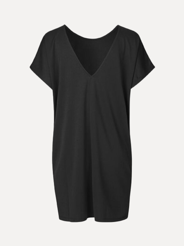 MBYM Robe Kattie Bosko 4. La petite robe noire version confort – cette robe noire courte allie allure décontractée et élé...