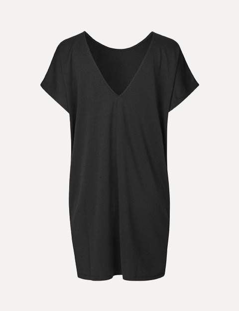 MBYM Jurk Kattie Bosko 4. Little black dress meets comfort - deze korte zwarte jurk is de perfecte mix van casual en chic...