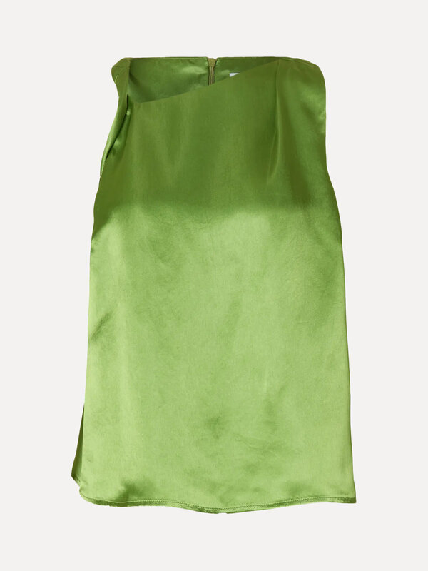 Selected Mouwloze top Elina 2. Green goddess – deze glanzende, mouwloze top met gedraaide halslijn is het perfecte mix va...