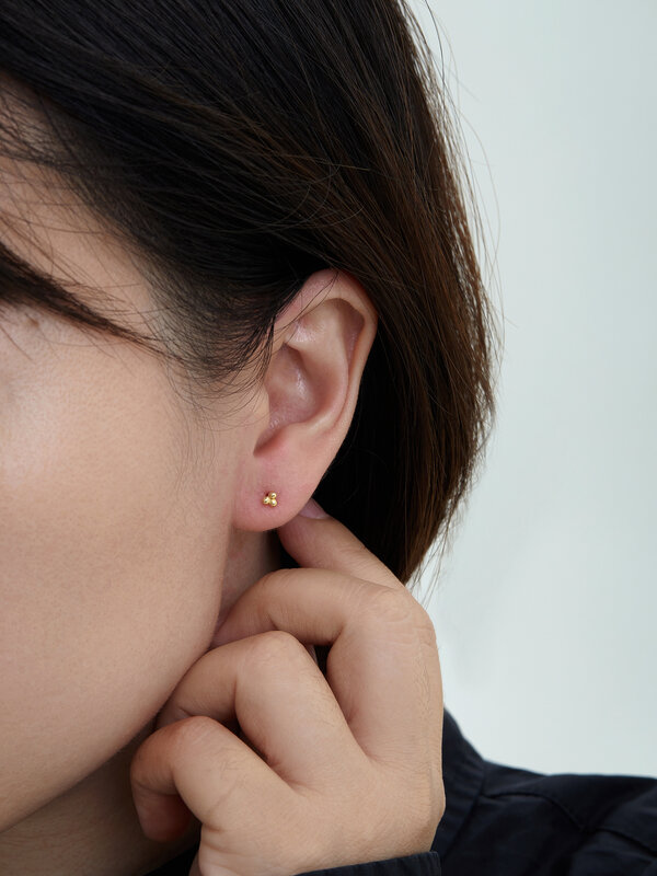 Les Soeurs Earring Jolie Triple Dot 2. This earring is a perfect, subtle addition to your eargame!