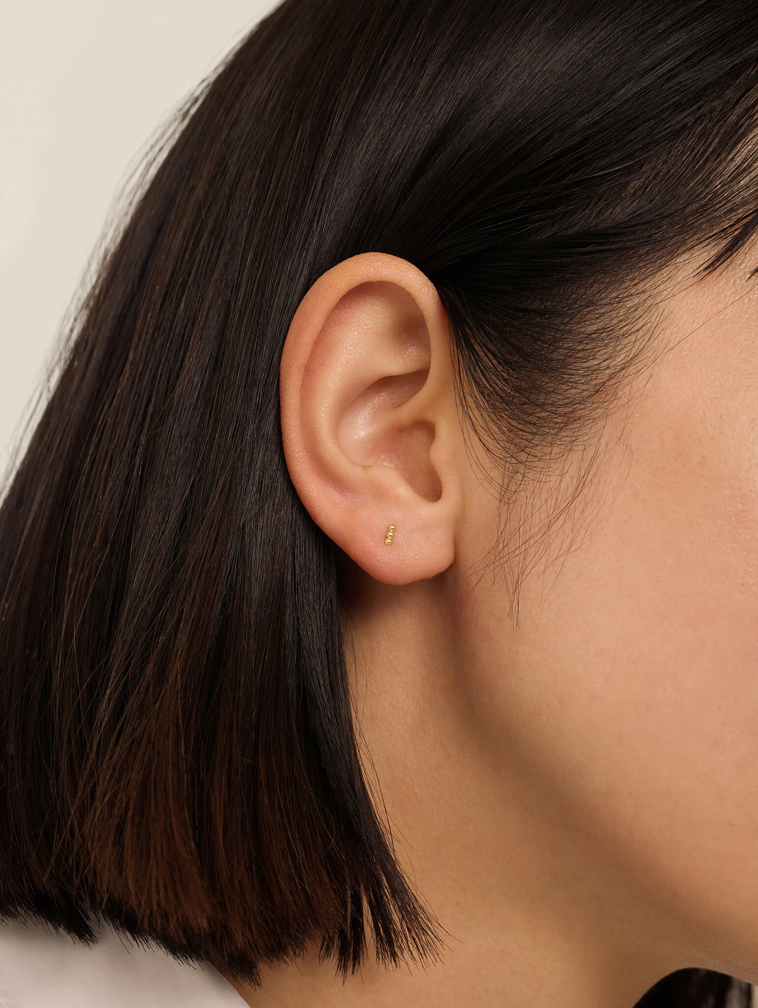 Les Soeurs Boucle d'oreille Jolie Barre Dots 2. Il n'y a pas de clous d'oreilles plus faciles à assortir que les clous d'...