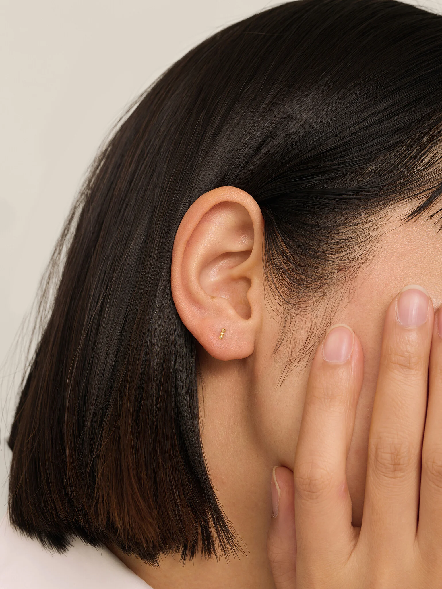Les Soeurs Boucle d'oreille Jolie Barre Dots 3. Il n'y a pas de clous d'oreilles plus faciles à assortir que les clous d'...