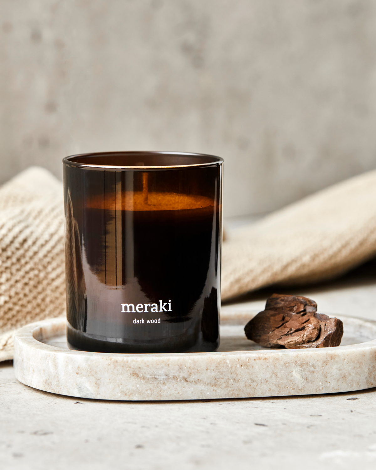 Meraki Geurkaars Dark Wood 3. Het geheime ingrediënt voor een geslaagd me-time moment? Deze geurkaars! Met sandelhout, ce...