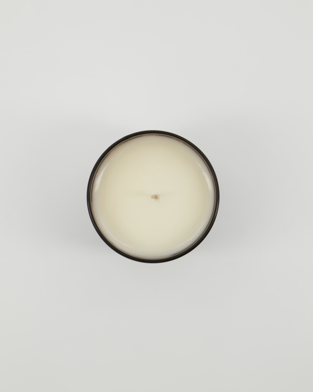 Meraki Geurkaars Dark Wood 2. Het geheime ingrediënt voor een geslaagd me-time moment? Deze geurkaars! Met sandelhout, ce...