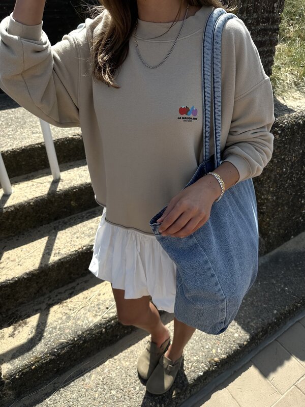 American Vintage Boothalstrui Atubay 2. Baggy beige – deze sweater is de perfecte tussenseizoen match. De boothals, speel...