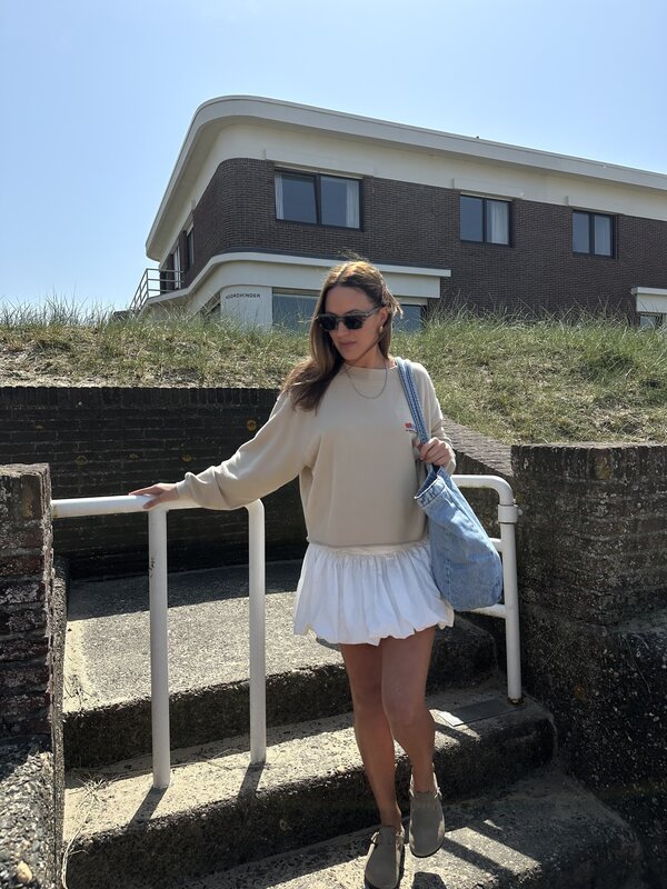 American Vintage Boothalstrui Atubay 3. Baggy beige – deze sweater is de perfecte tussenseizoen match. De boothals, speel...