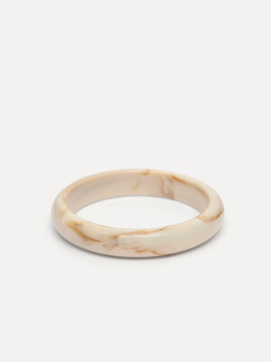 Resin bangle armband. Soft serenity - deze fijne resin armband in crèmekleur met subtiel marmerpatroon straalt ingetogen ...