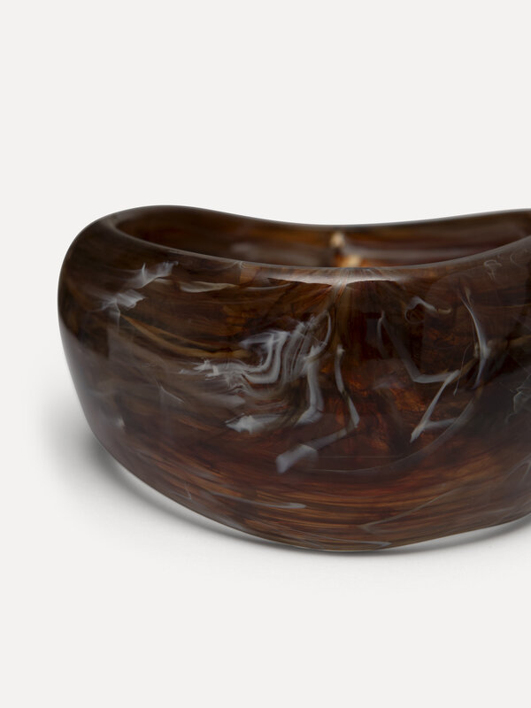 Les Soeurs Resin bangle armband rectangle 2. Tijdloos met een twist - deze zwarte resin armband is een elegant statement ...