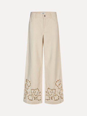 Jean Elia Juhi. Embroidery beige – votre nouveau jean estival préféré. Sa coupe ample et son coton 100% respirant offrent...